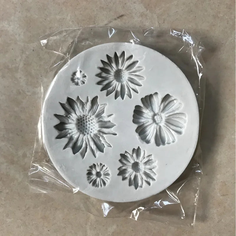 Hand-Poured Glass Chamomile Candle with 3D Daisy Gift