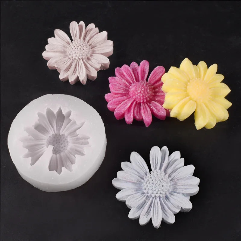 Hand-Poured Glass Chamomile Candle with 3D Daisy Gift